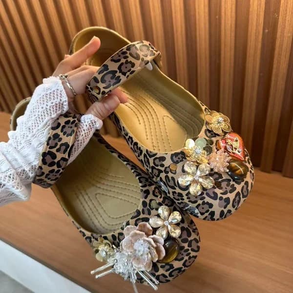 In stock and dropshipping, high-end leopard print ballet crocs for women, summer non-slip outdoor wear, fashionable soft sole and comfortable