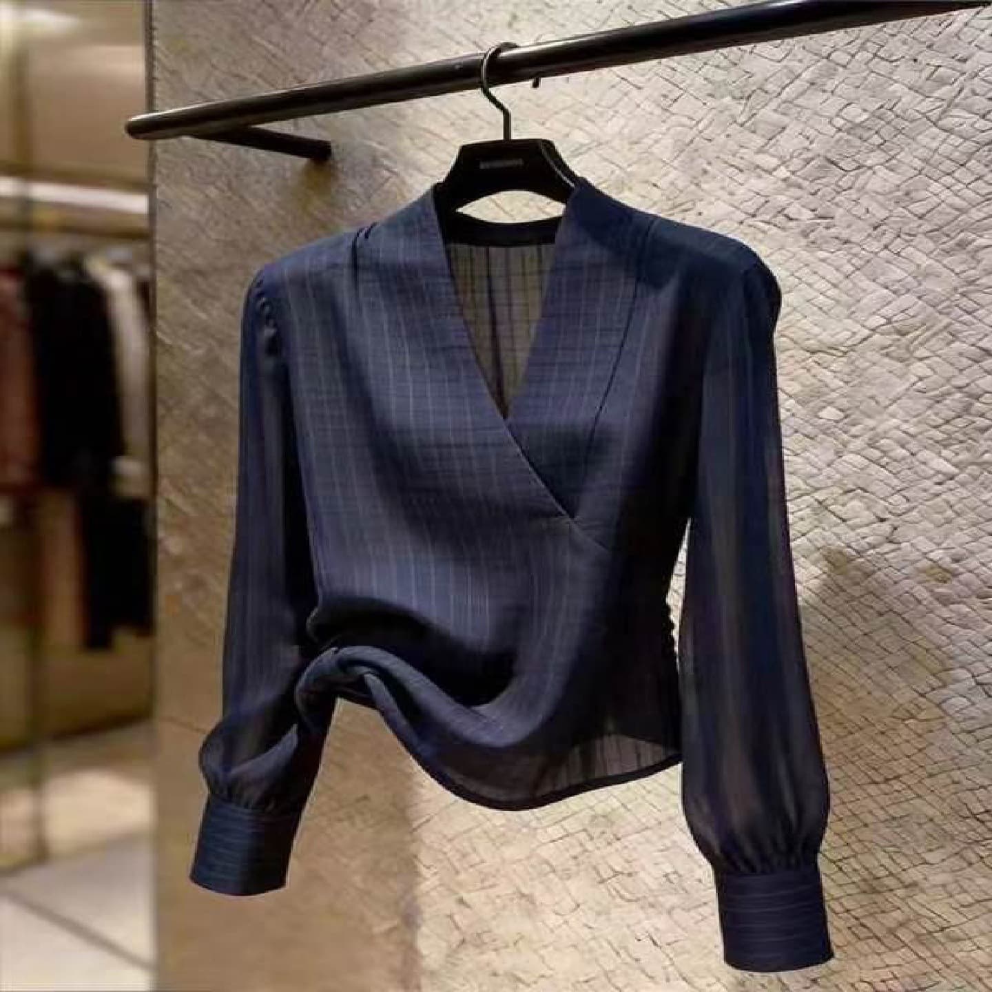 European Fashion Relaxed Navy Blue V-Neck Long Sleeve 2026 Spring New Trendy Versatile Age-Defying Top