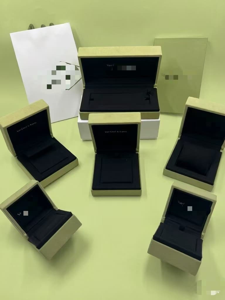 VC Necklace Box Original Counter Jewelry Box Four-Leaf Home Necklace Box Tote Bag Accessories Jewelry Box Original
