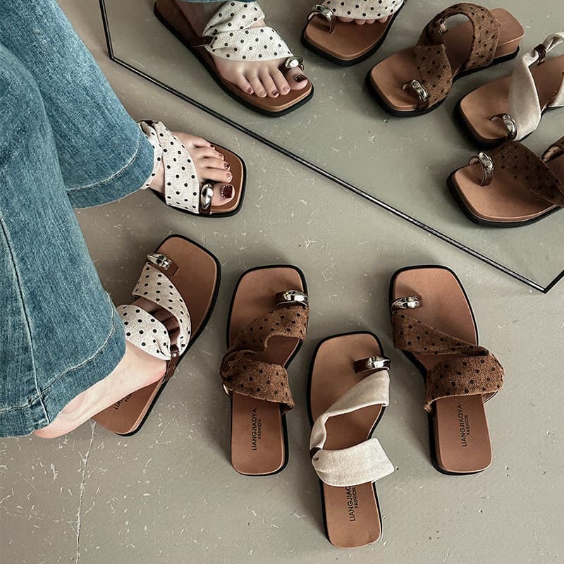 Polka dot niche irregular design 2026 summer flip-flops for women with thick soles, thick soles for outer wear, vacation style flip-flops