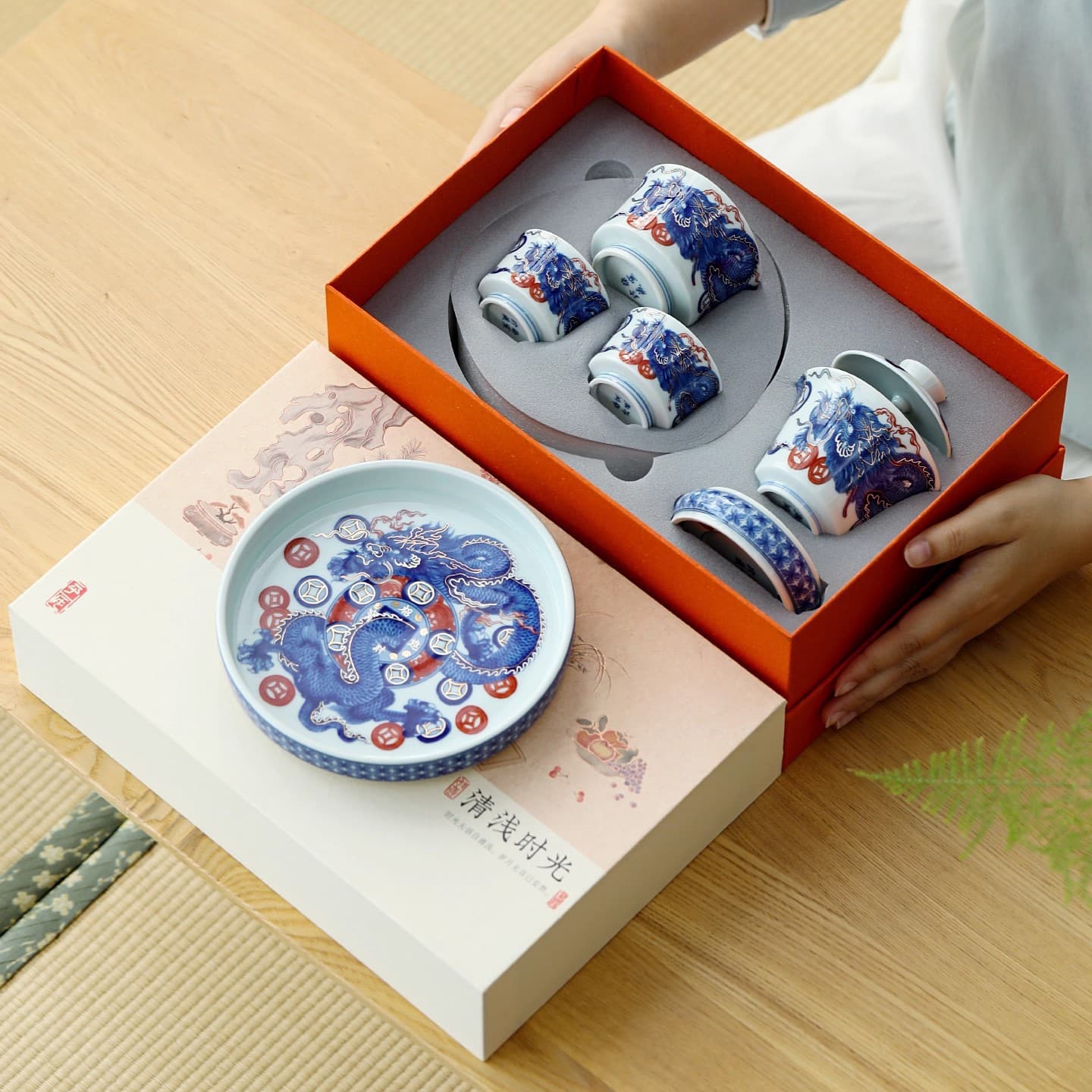 Three-piece Gaiwan Set with Gold-embossed Awakening Lion Kung Fu Tea Set, Household Ceramic, Hovering Brewing Tea Bowl, Tea Cup, Saucer, Lid Rest
