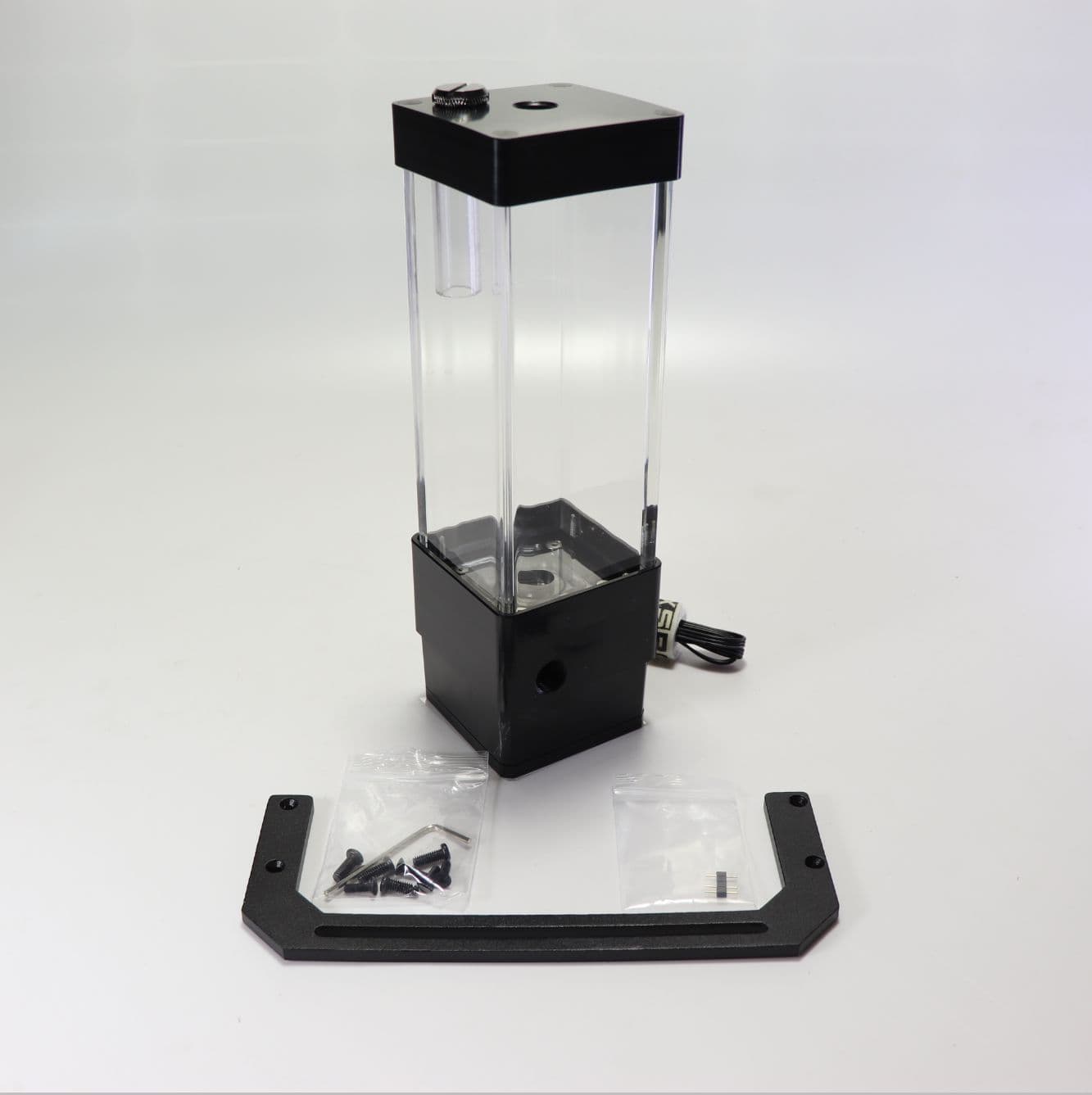 Split water-cooled radiator, square water tank, water-cooling bracket, quick-connect connectors, cold head, acrylic pump box integrated.