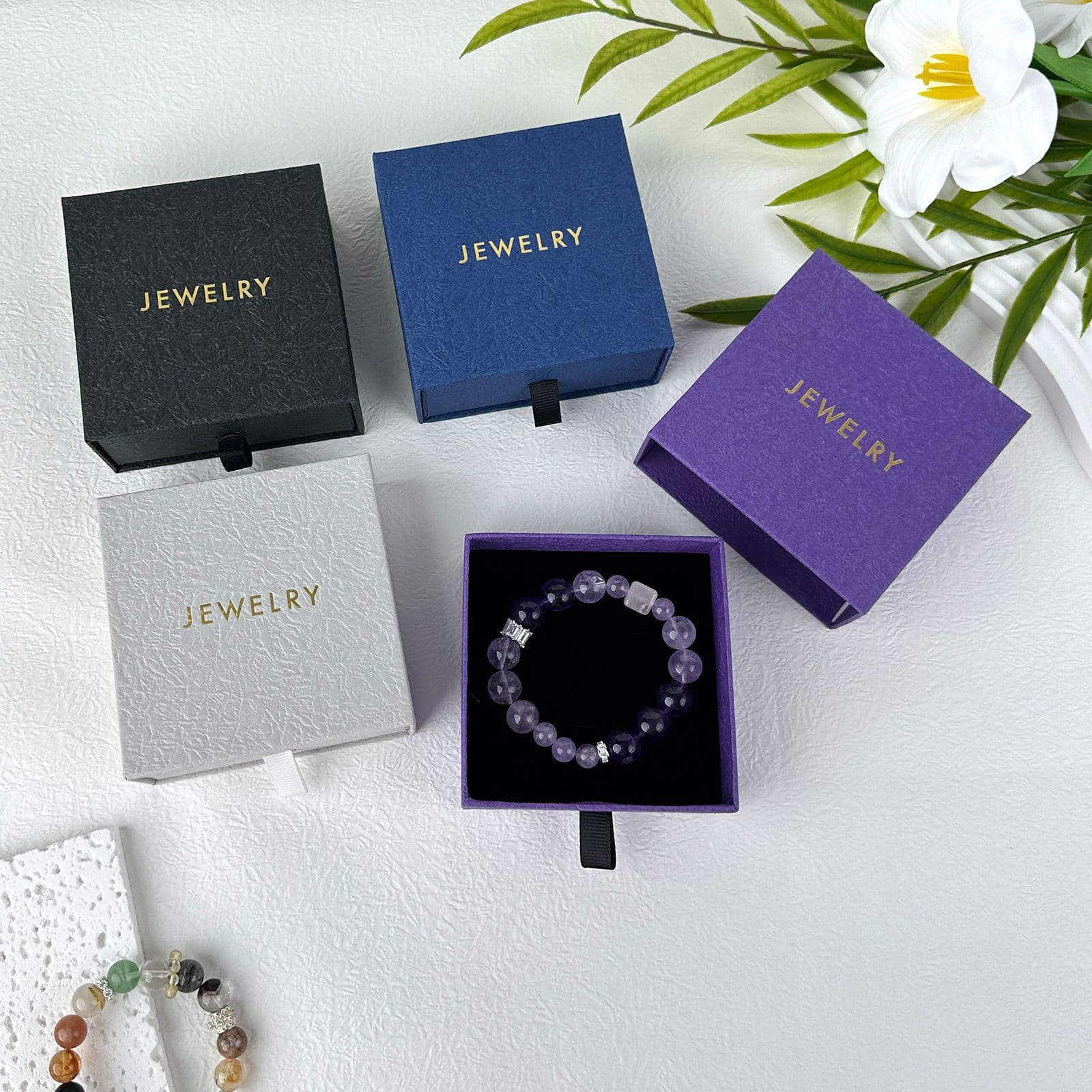 Wholesale high-end jewelry packaging boxes from source factory; empty metal jewelry boxes; gold jewelry packaging boxes.
