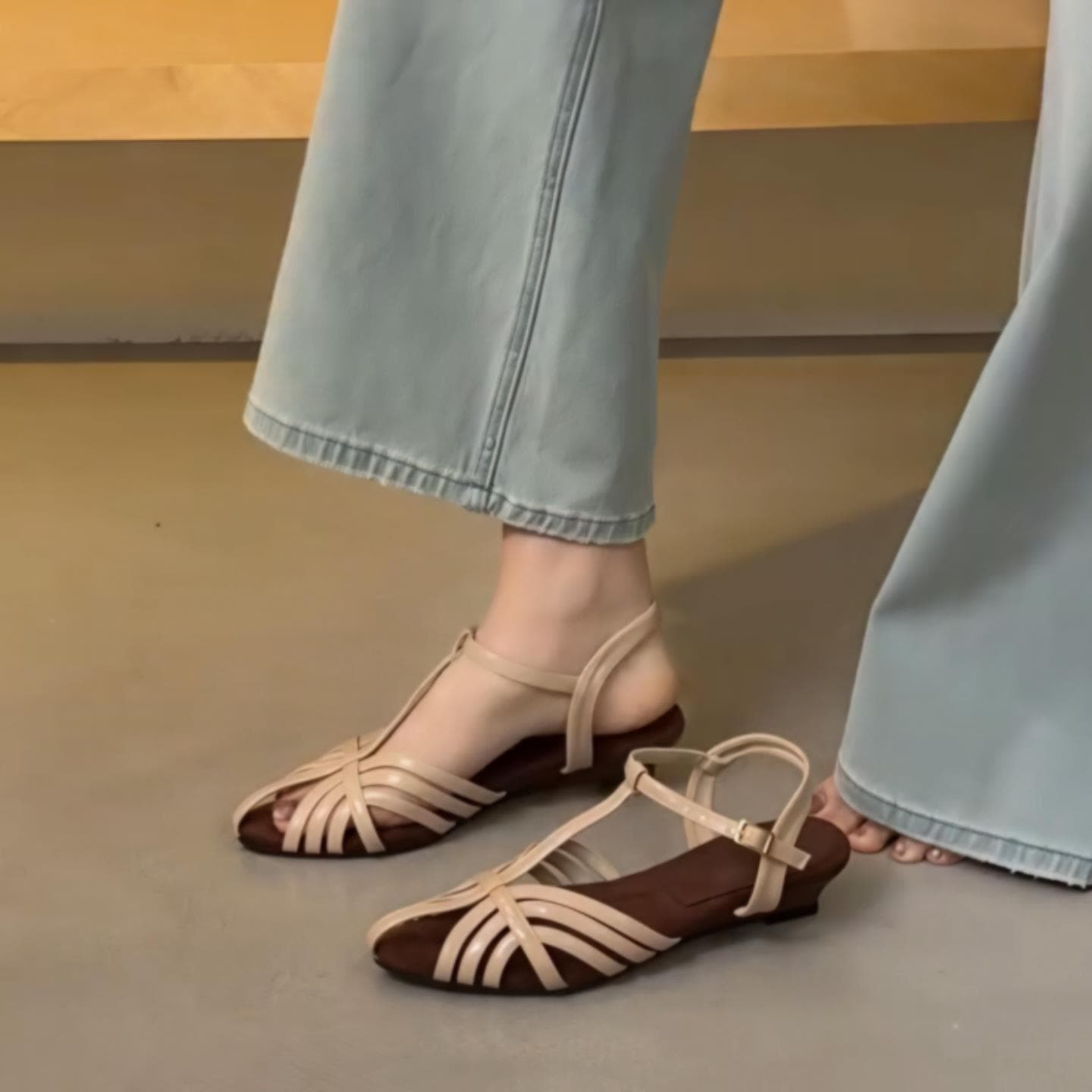 2026 Summer New Closed-Toe Sandals with Hollow Low Heel, Comfortable Commuter Roman Style, Retro and Versatile