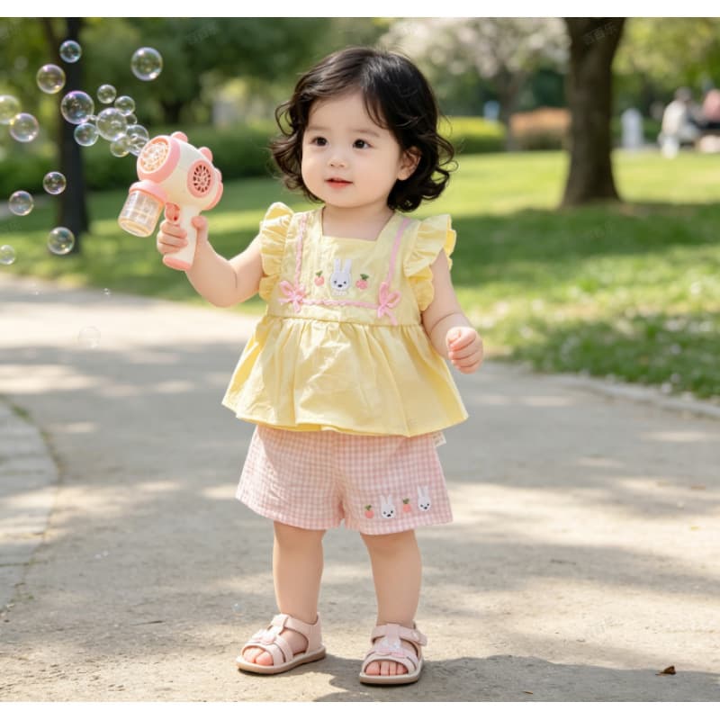 Baby girl's new summer sleeveless suit, girl's flying sleeve baby doll shirt, fresh and cute embroidered plaid shorts two-piece set