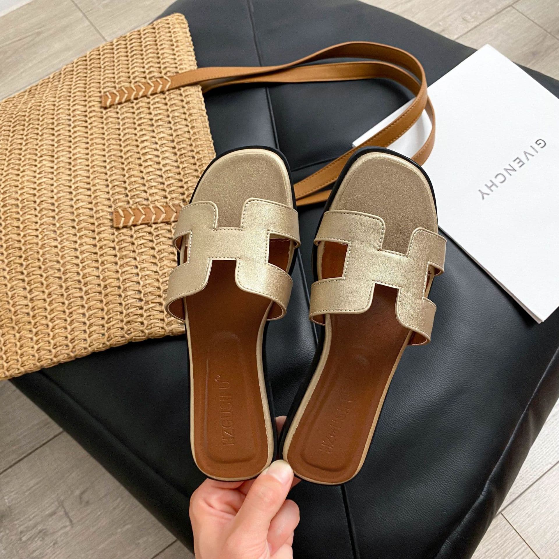 Women's Slippers for Outdoor Wear 2026 New Trendy Ins Style Summer Sheepskin Pattern Sandals Fashion Flat Beach Versatile One-Band Design