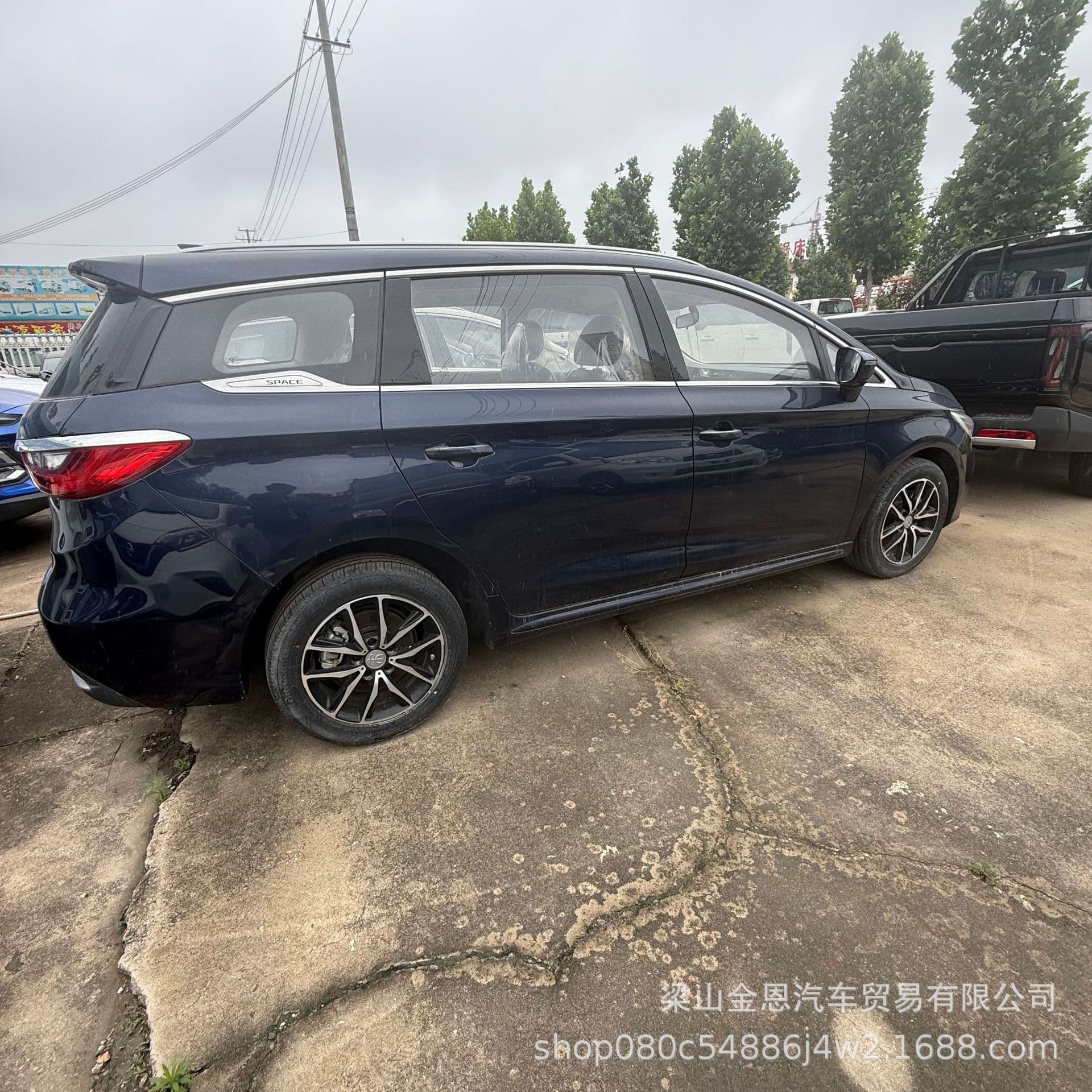 BYD 7-seater family car, small rugged SUV, minivan, can be used for both passengers and cargo, large capacity.