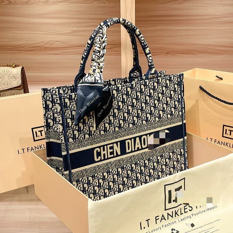 Dior-style bag, original tag instant ship, large capacity D-letter embroidered tote bag for women, commuter, niche designer bag, high-quality trendy