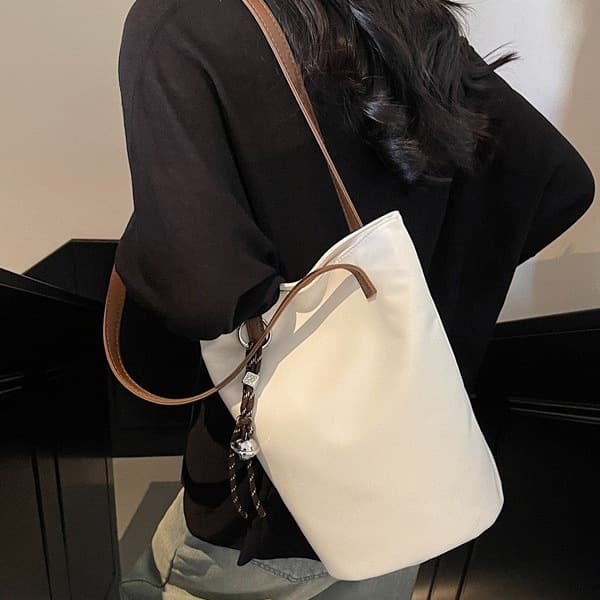 Fashionable armpit bag, simple large-capacity bucket bag, 2025 new niche casual shoulder bag, textured handbag