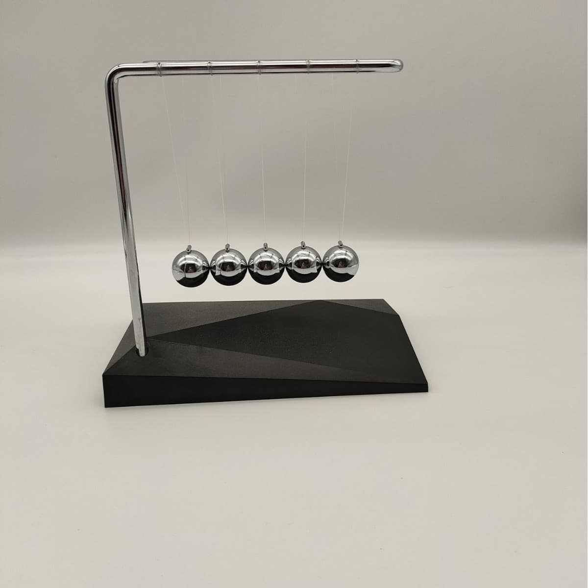 Ornament (Newton Pendulum Ball) Geometric Base Z Type Suspension Effect Black Technology Creative Gift Office Decoration