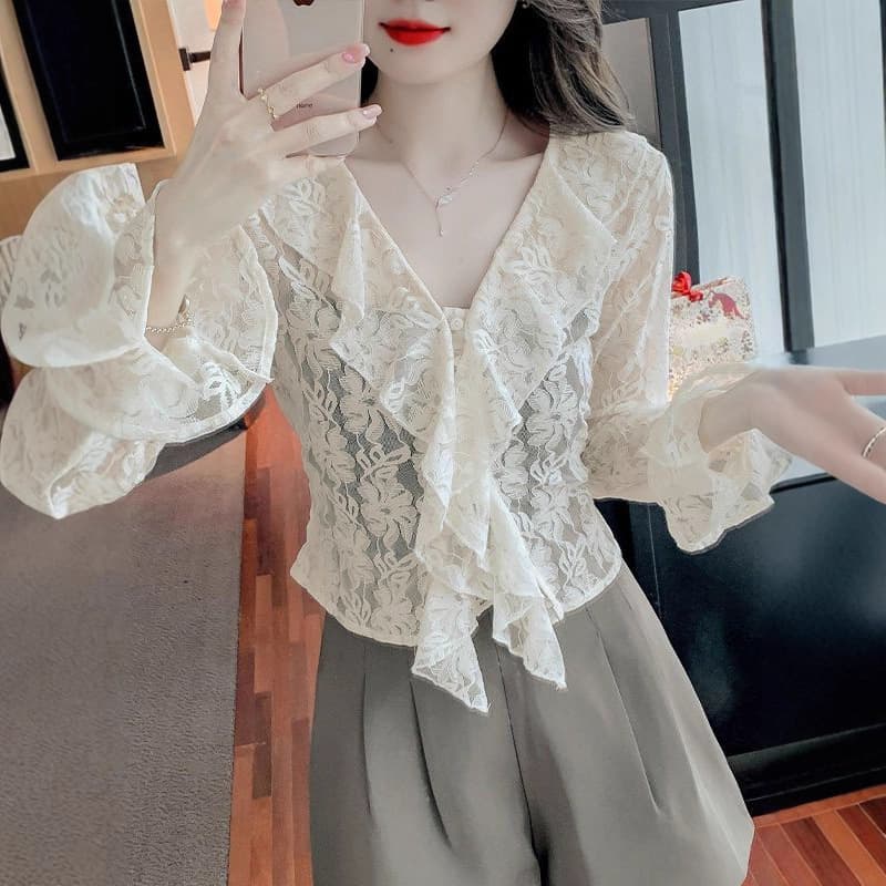 2026 Early Autumn New Fat mm Ruffled Shirt Women's Large Size Design Niche Sweet Bell Sleeve Lace Top