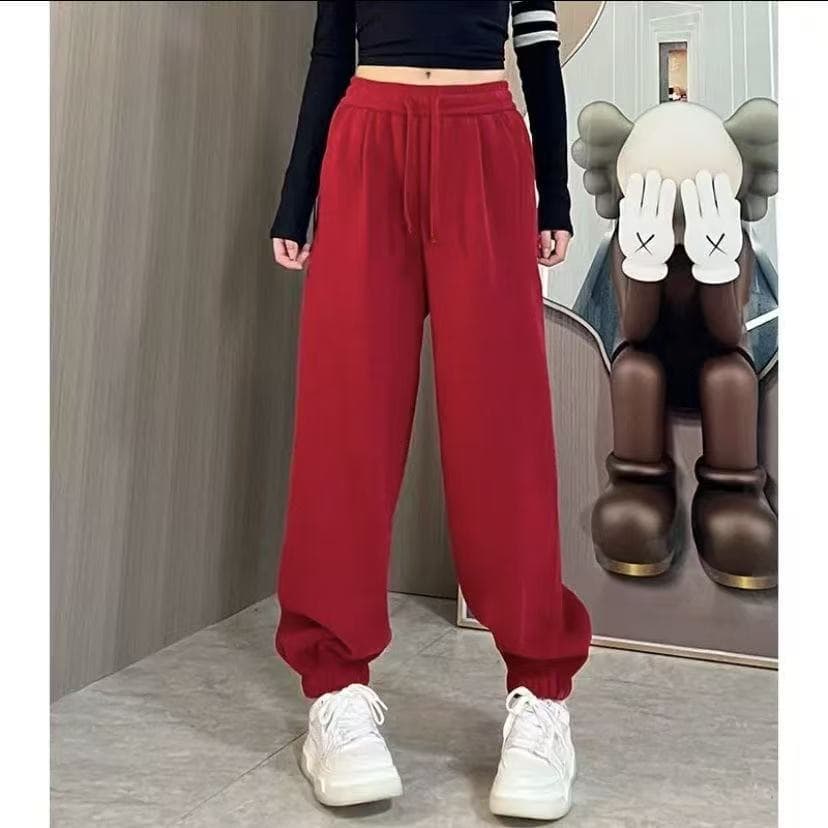 Sports sweatpants for women, spring/autumn style yellow pants, loose slimming elastic waist simple tapered casual pants.