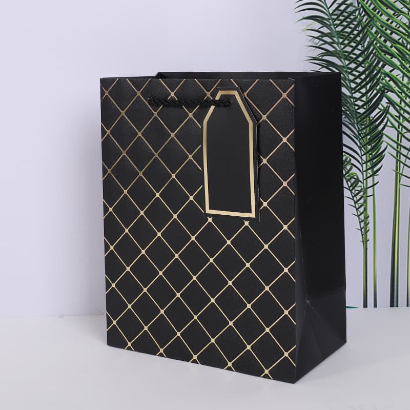 New hot-stamped textured gift bags, popular in cross-border trade, classic diagonal stripe design, tote bags, wholesale.