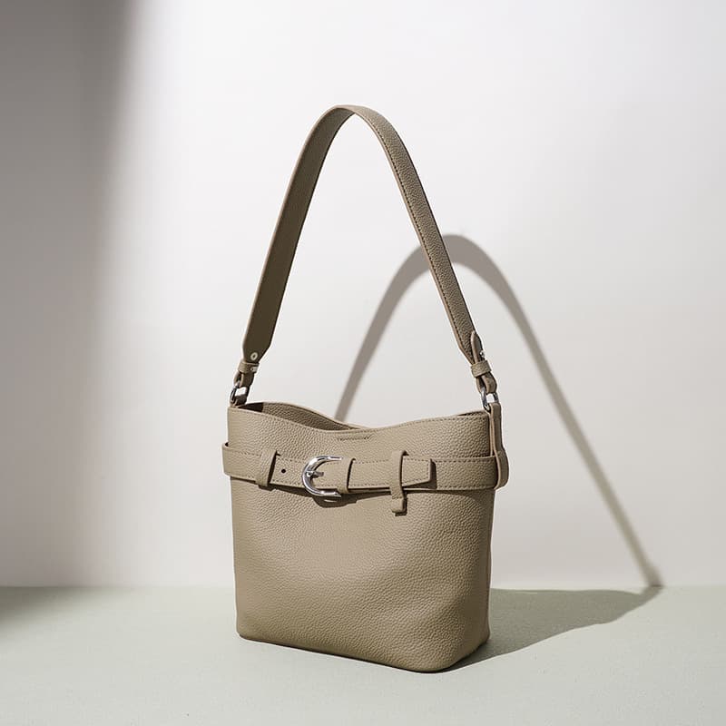 2026 New Casual Light Luxury Handbag Simple Commute Shoulder Bag Genuine Leather Niche Women's New Crossbody Bucket Bag