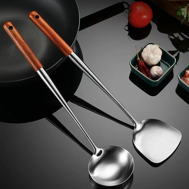 Long Handle 304 Stainless Steel Wok Spatula Kitchen Utensil Set with Wooden Handle for Stir-Frying and Soup Mixing