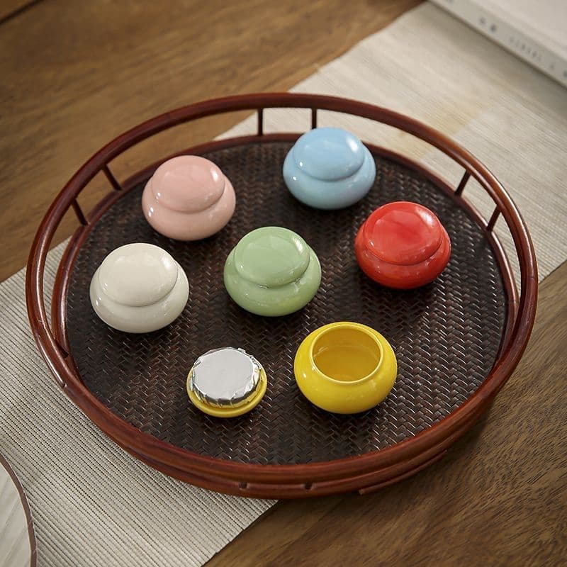 Mini antique-style ceramic tea jars, cosmetic powder containers, sealed storage for medicines and fragrances.