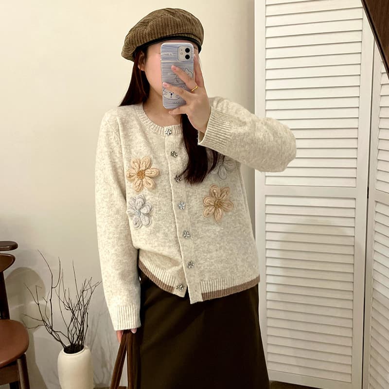 Plus-size design crochet knit cardigan for women, high-end sweater, winter 2025 style, elegant coat for plus-size women 23231