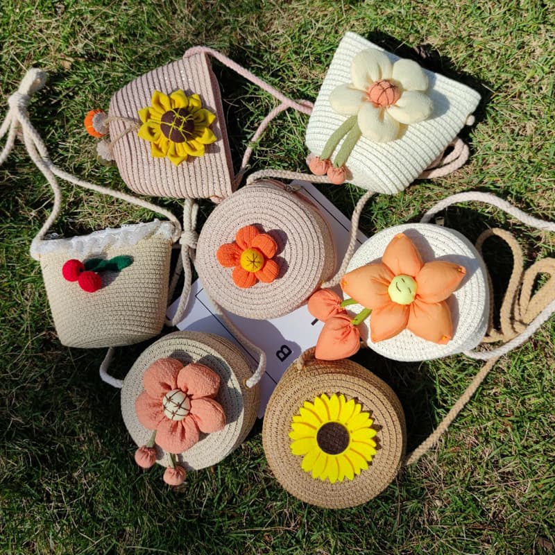 Handwoven Mini Summer Grass Bag Wholesale Children's Cute Flower Design Crossbody Packaging Craftsmen's Skillful Work