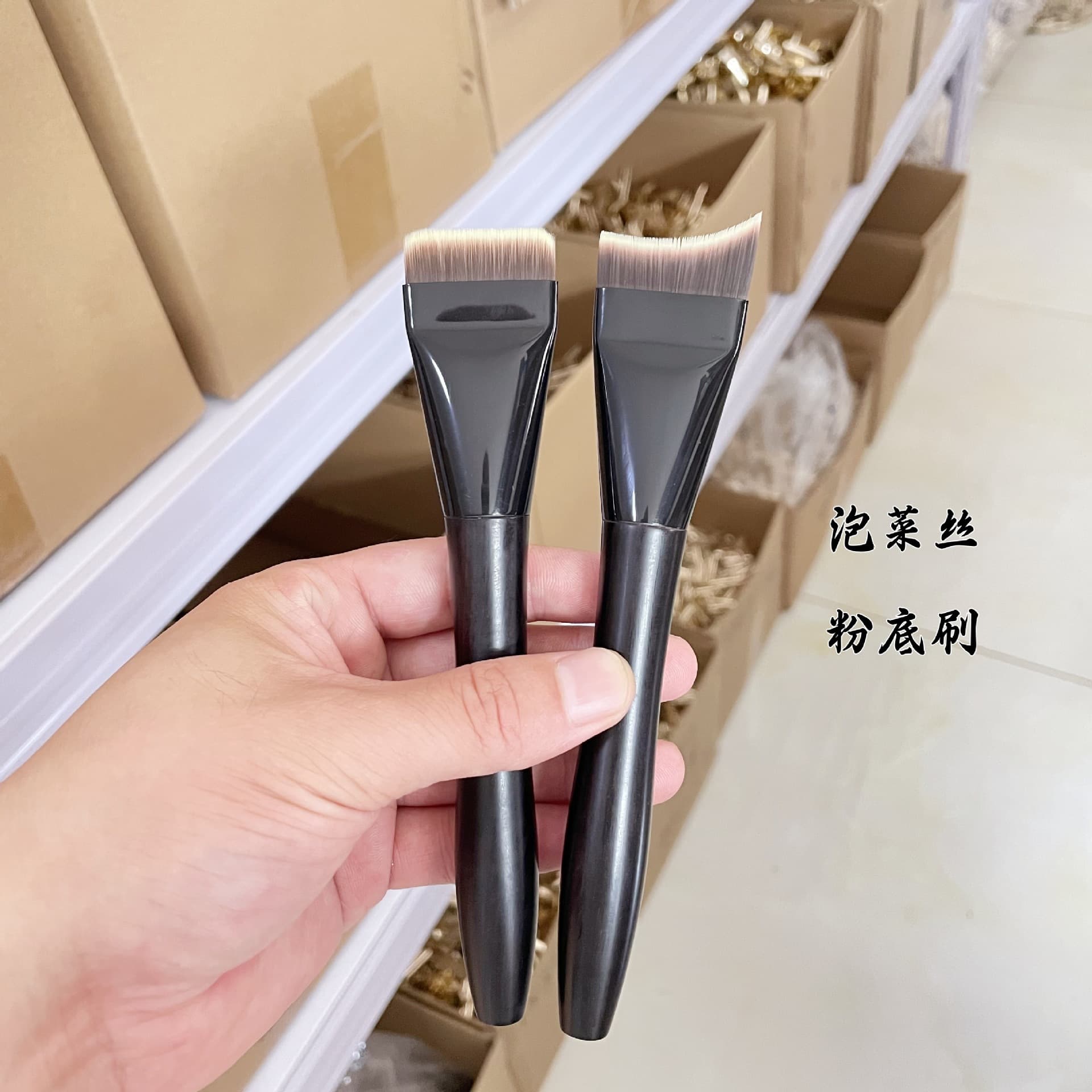 Ebony Crescent Moon Foundation Brush, One-Line Foundation Brush, Seamless Clear Base Makeup Tool, Powder-Saving, Non-Powder-Absorbing Mask Brush