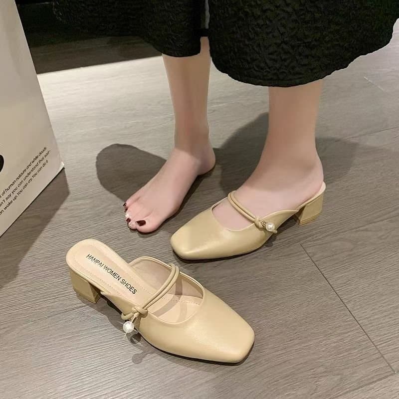 Slippers for women, autumn outerwear, French style, thick heel, toe-cap, half-slip, fashionable retro with skirt, white high-heeled sandals