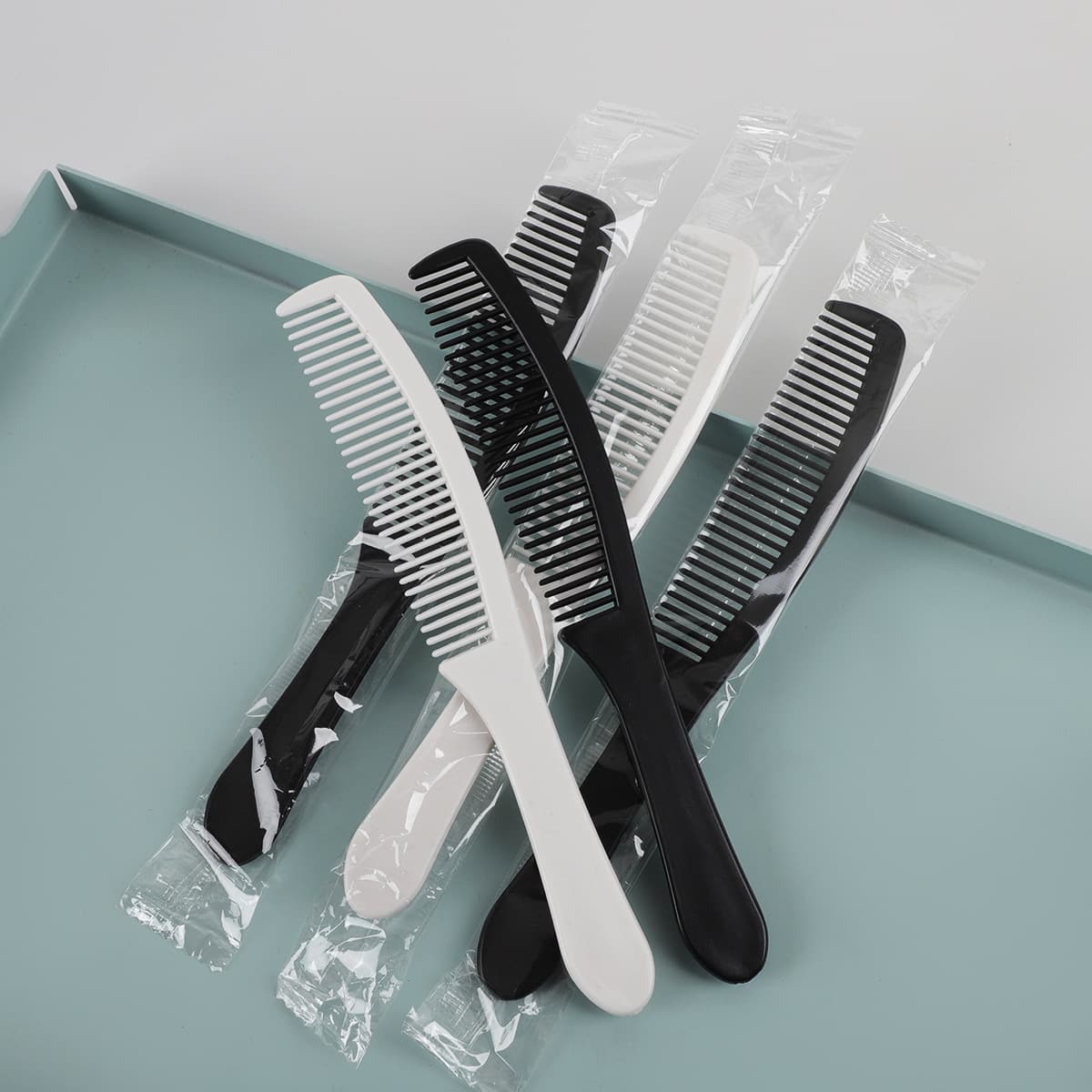 Disposable combs for star-rated hotels, guesthouses, and guest rooms; thickened, durable, and portable for travel; wholesale.