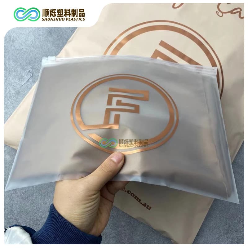 Manufacturer produces Shenzhen zipper bags with matte frosted texture, printed grid, solid color, self-sealing edge bags for wholesale.