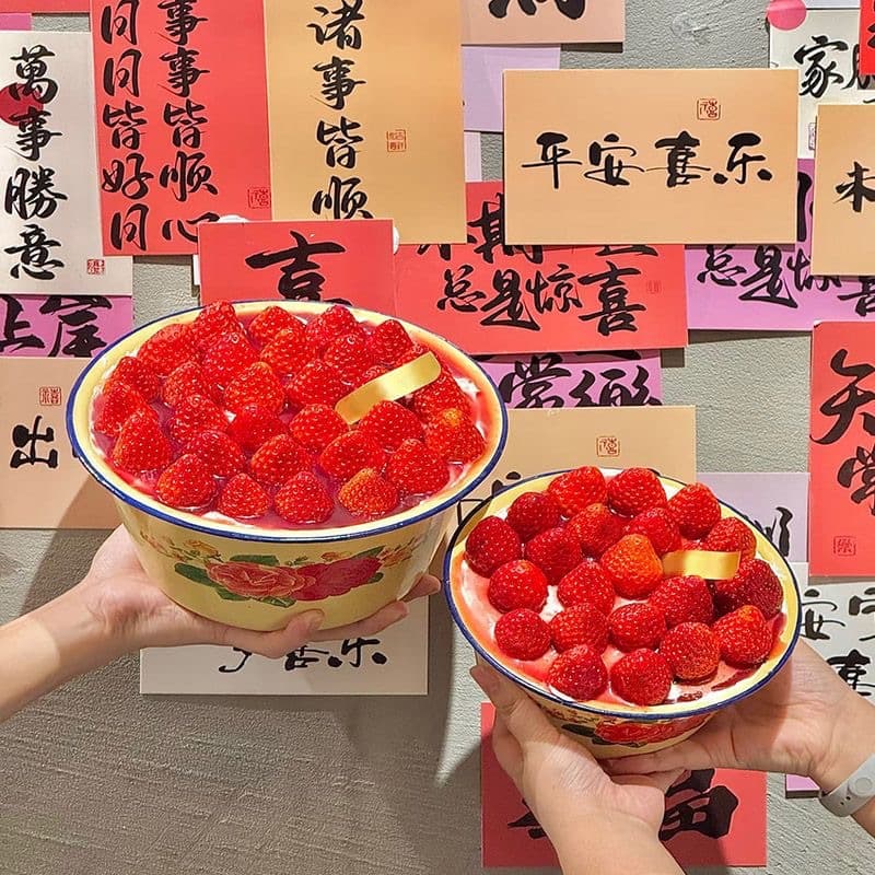 Wholesale popular strawberry cake enamel bowls, 4-inch and 6-inch, vintage style with lids, perfect as a gift.