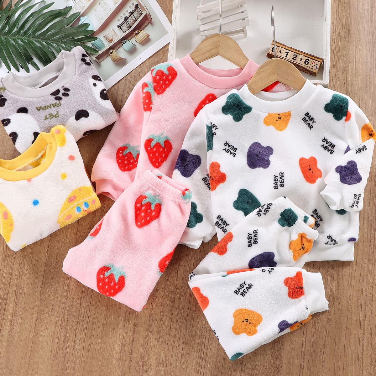 Children's autumn and winter warm flannel suits, quilted and thickened home clothes, autumn clothes and long trousers for boys and girls, can be worn outside