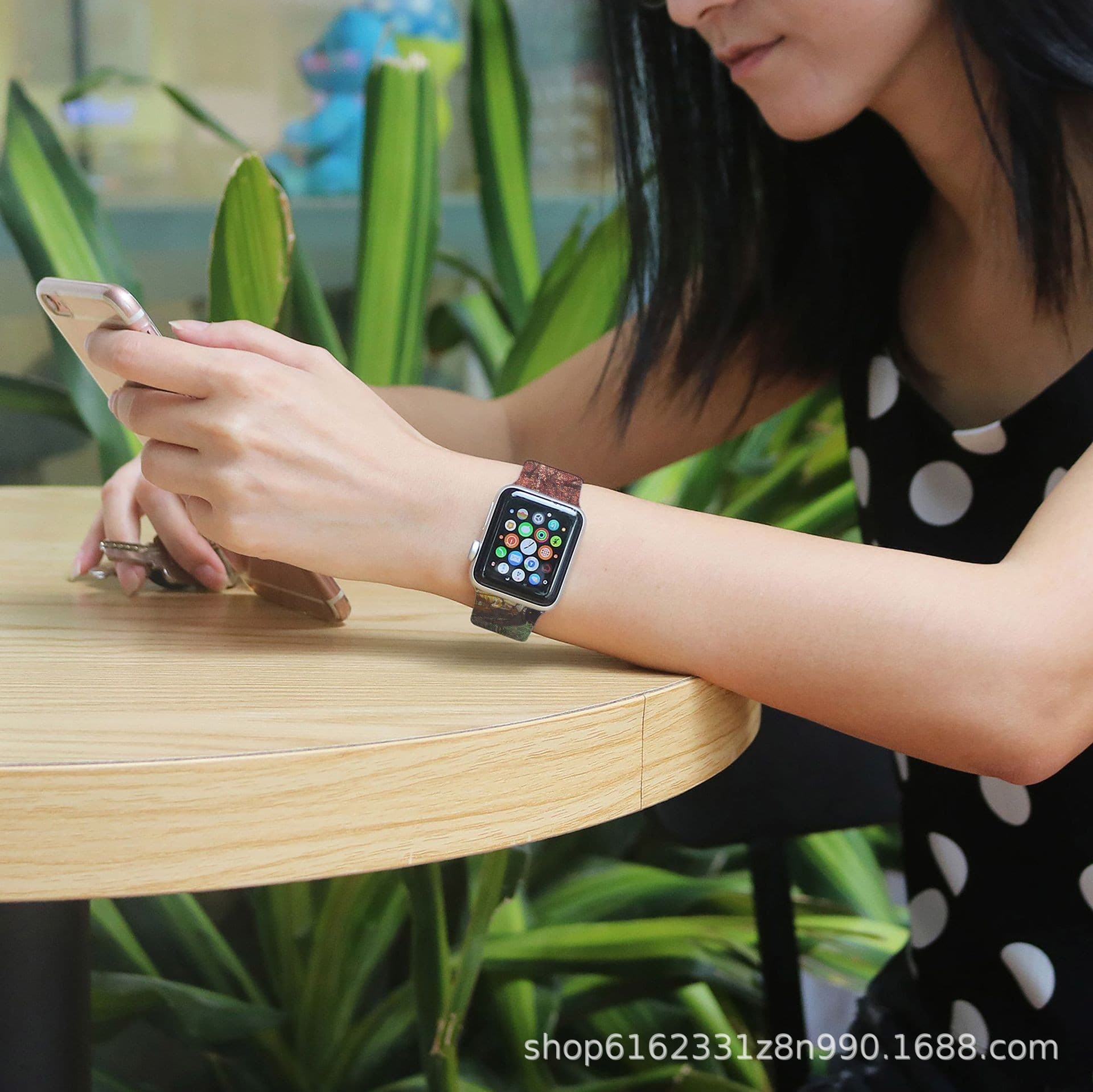 Universal silicone strap compatible with all Apple Watch series