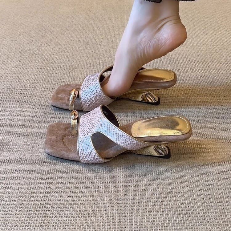 2025 Summer New Vacation Style Slip-On Chic Square Toe Fish Leather Fashion Sandals for Women