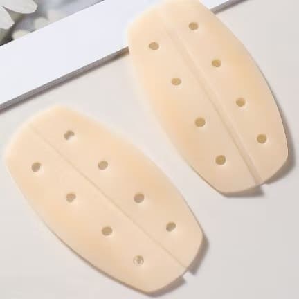 Silicone shoulder pads prevent shoulder straps from slipping, are seamless, and provide pressure relief. They also act as anti-slip bra straps and invisible shoulder buckles.