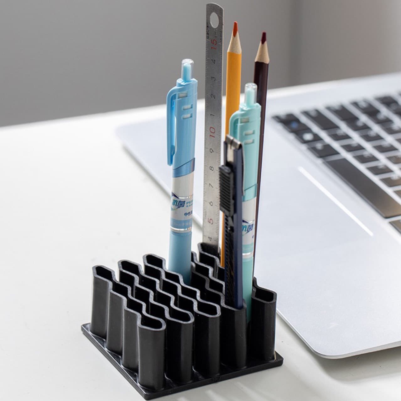 Wave-shaped pen holder, creative makeup pen, eyebrow pencil, ointment storage rack, pen holder, office desktop stationery, student dormitory