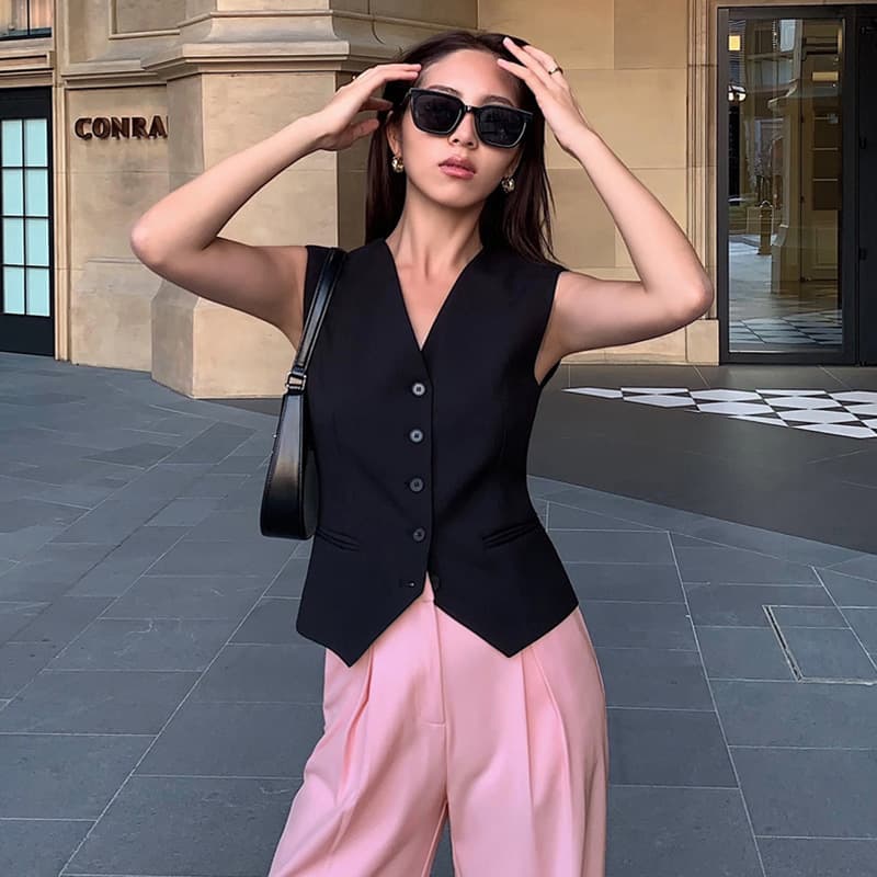 V-Neck Black Suit Vest for Women 2026 Spring/Summer Vintage Layered Sleeveless Waist-Cinching Cardigan Top