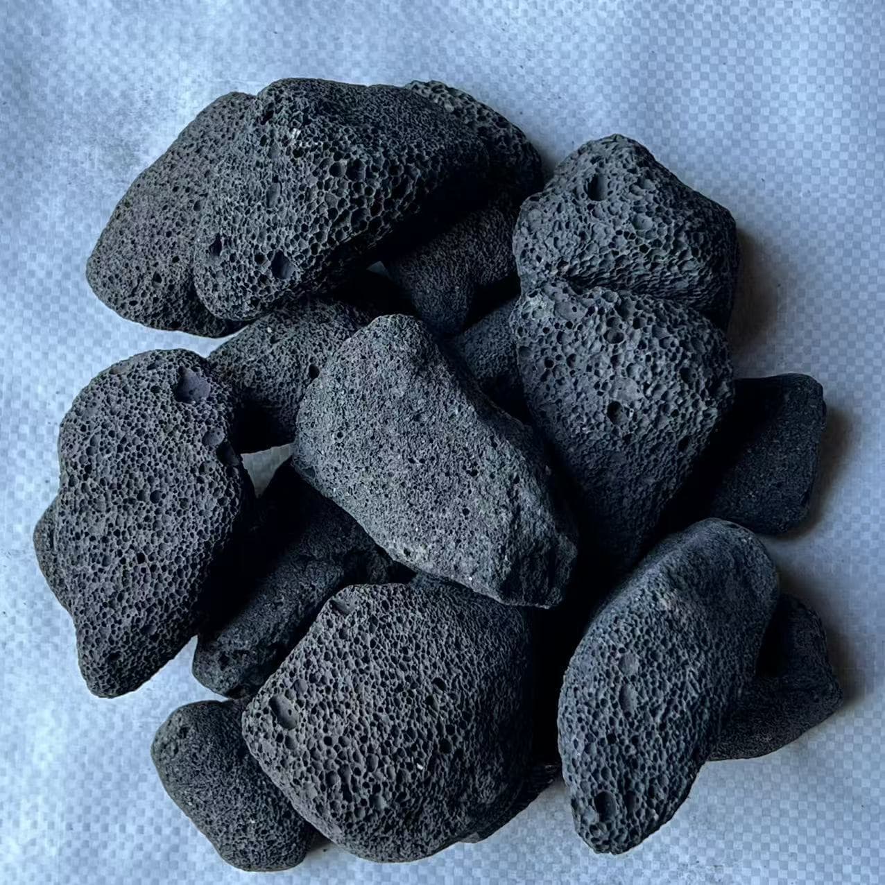 Supply of Aromatherapy Stones, Black Volcanic Rocks for Aquariums, Landscape Decorative Stones, Polished and Hand-picked Volcanic Stones