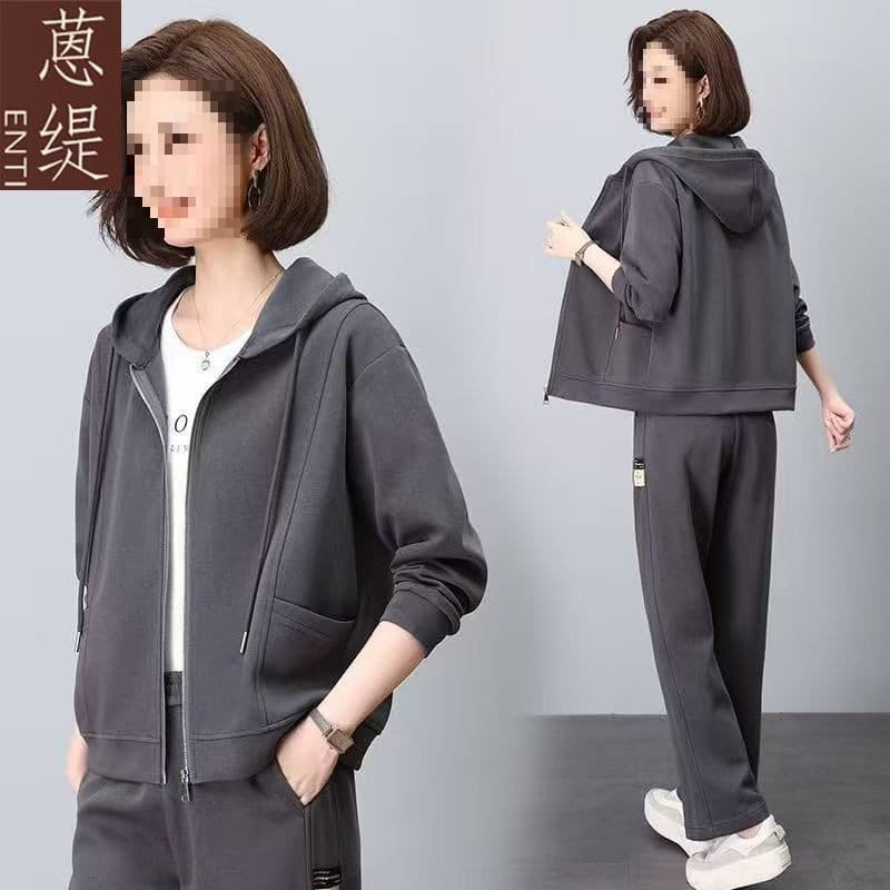 New spring and autumn style two-piece women's suit for middle-aged mothers, loose fit, slimming, stylish, casual, and sporty.