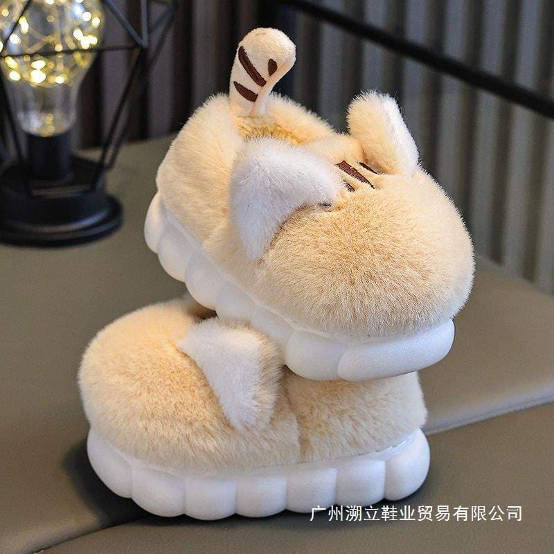 Children's cotton slippers, cute cartoon style, thick-soled, suitable for all seasons, perfect for indoor use at home. Also includes fleece lining and closed heel.