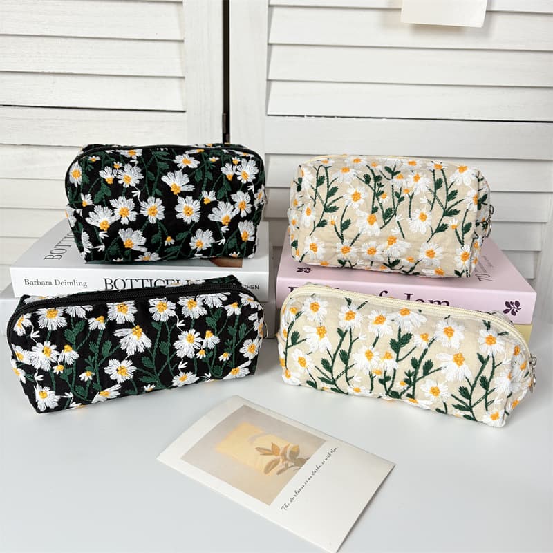 New Fresh Embroidered Daisy Cosmetic Bag Portable Travel Organizer for Women Simple Large Capacity Clutch