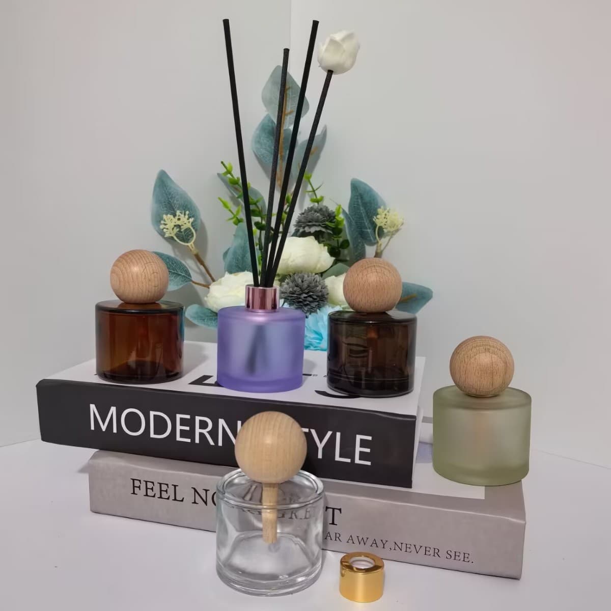 Customized glass aromatherapy bottle wooden ball cap 50ml household aromatherapy empty bottle glass bottle sub-bottle cylindrical bottle high-end bottle