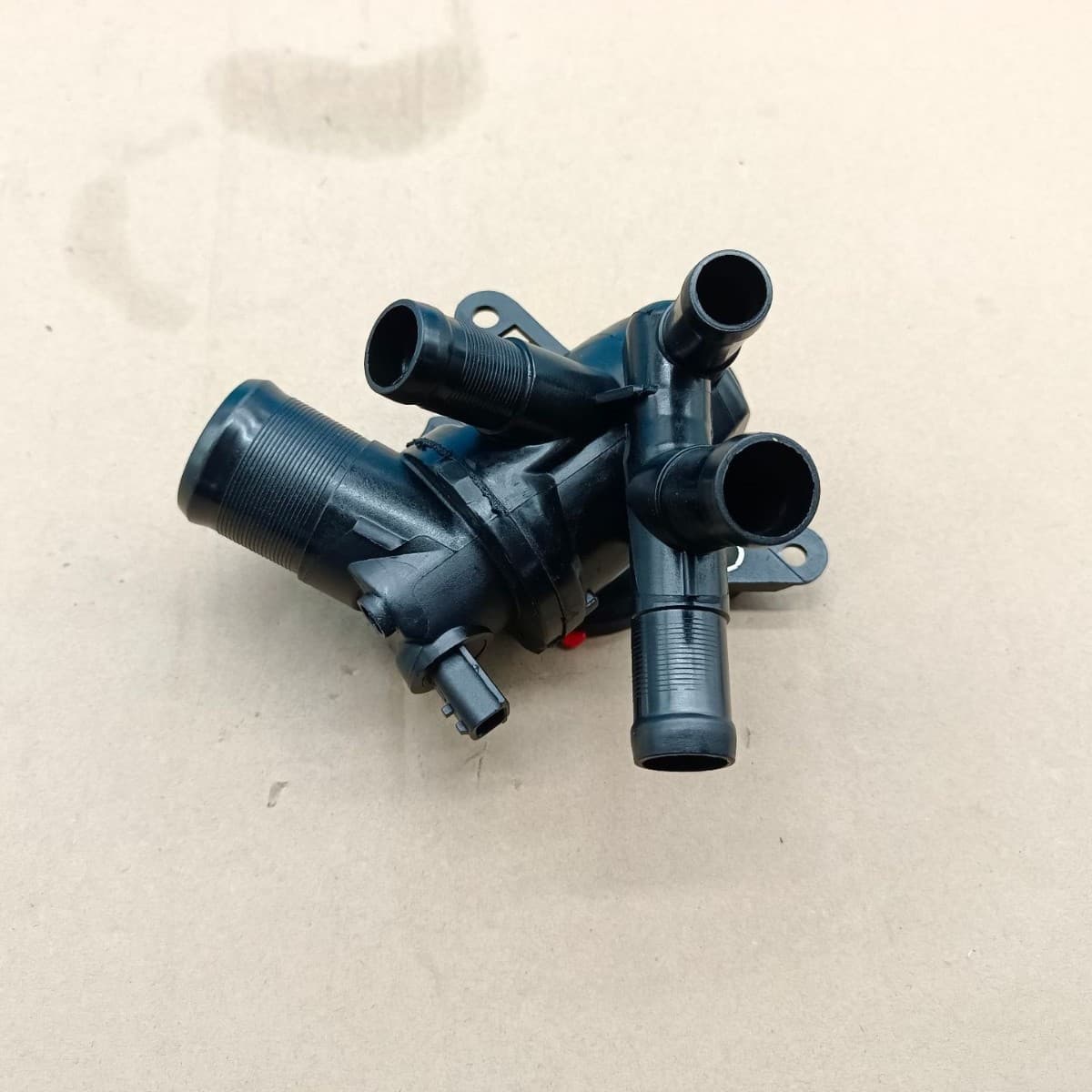 Suitable for Renault-Nissan Qashqai engine thermostat assembly, thermostat housing with sensor assembly parts