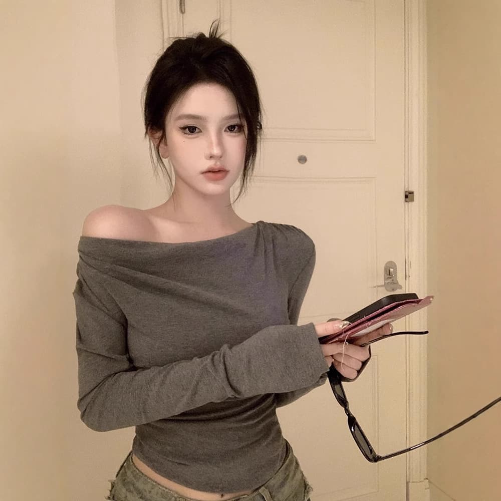 Sweet and Spicy Off-Shoulder Top for Women, Spring and Autumn Base Layer, High-End Design, Niche Short Sleeve Off-Shoulder T-Shirt