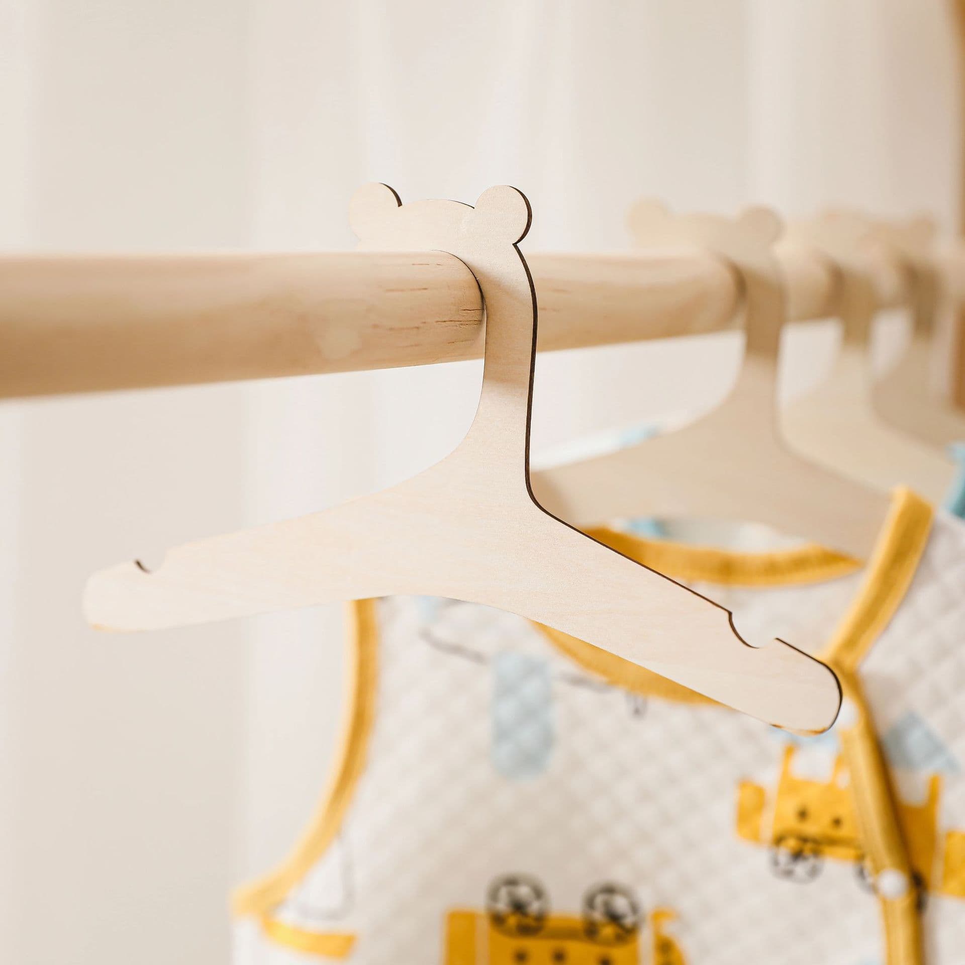 Wooden Children's Clothing Hanger, Bear-Shaped Wooden Kids Hanger, Creative Home Decoration, DIY Kids Room Decor
