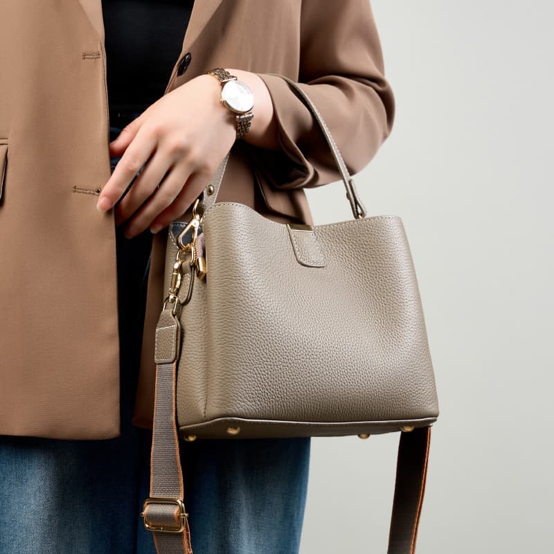 2026 New Trendy Large Capacity Bucket Bag in Top Layer Cowhide, Simple and Versatile Genuine Leather Shoulder Crossbody Handbag