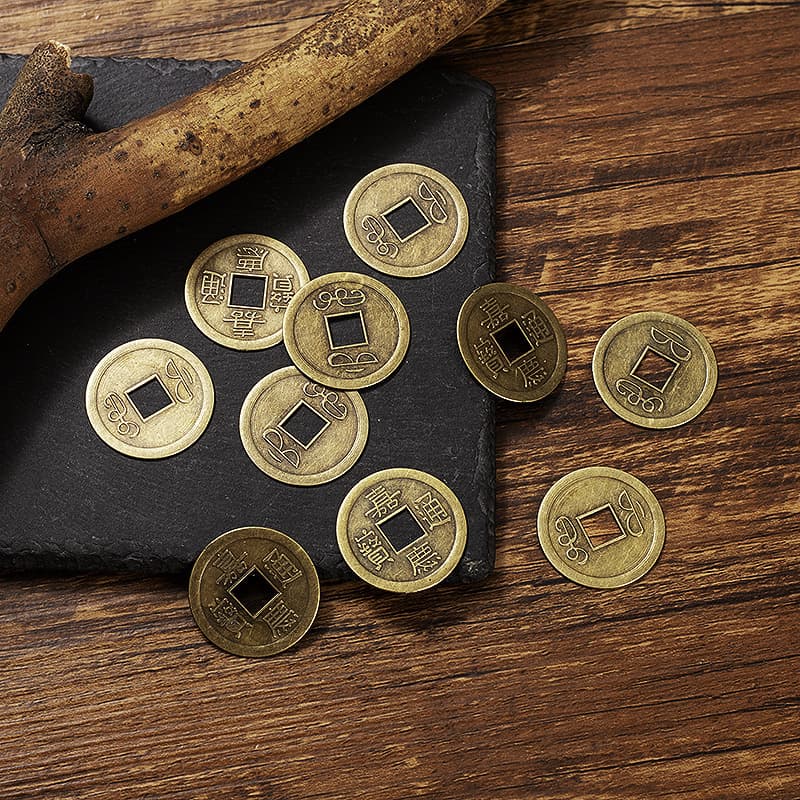 Wholesale imitation pure brass five emperor coins, retro alloy antique collectibles, Kangxi and Qianlong Tongbao keychain accessories, street vendor source