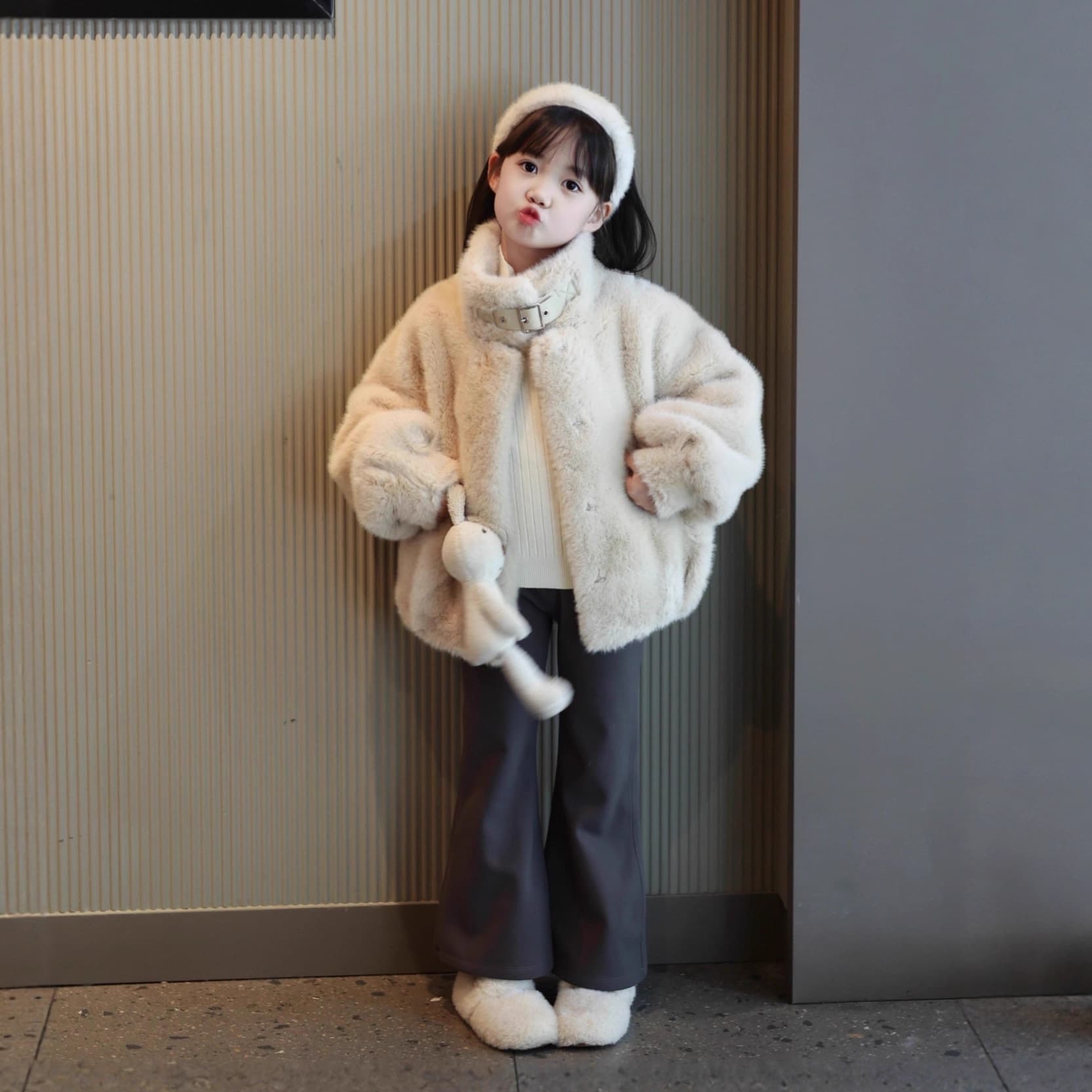 Girls' fur-lined coat, 2025 new autumn and winter style, short fleece-lined coat for middle and large children.