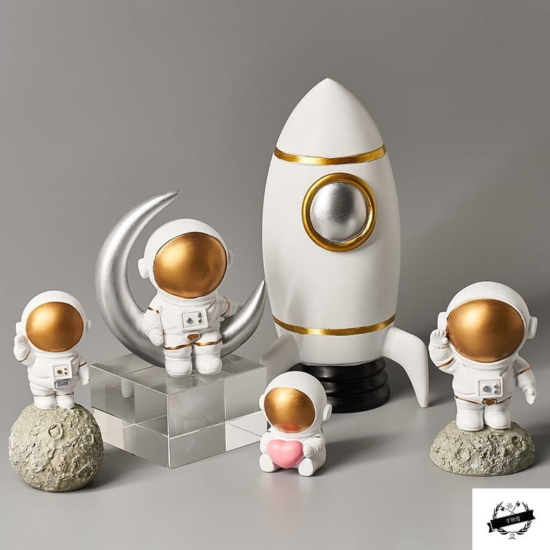 Home decoration creative ins style cute desk desktop astronaut astronaut ornaments small decorations boys saint
