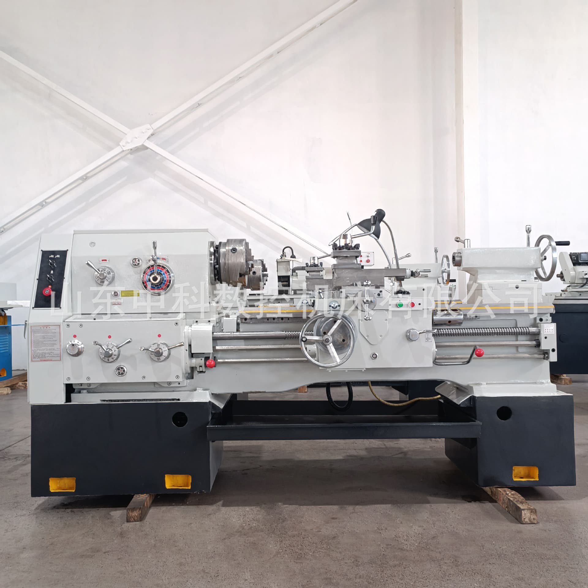 Factory Supply Ordinary Lathe C6250*1000 Turning Various Shaft Parts C6250 Large Bore Lathe