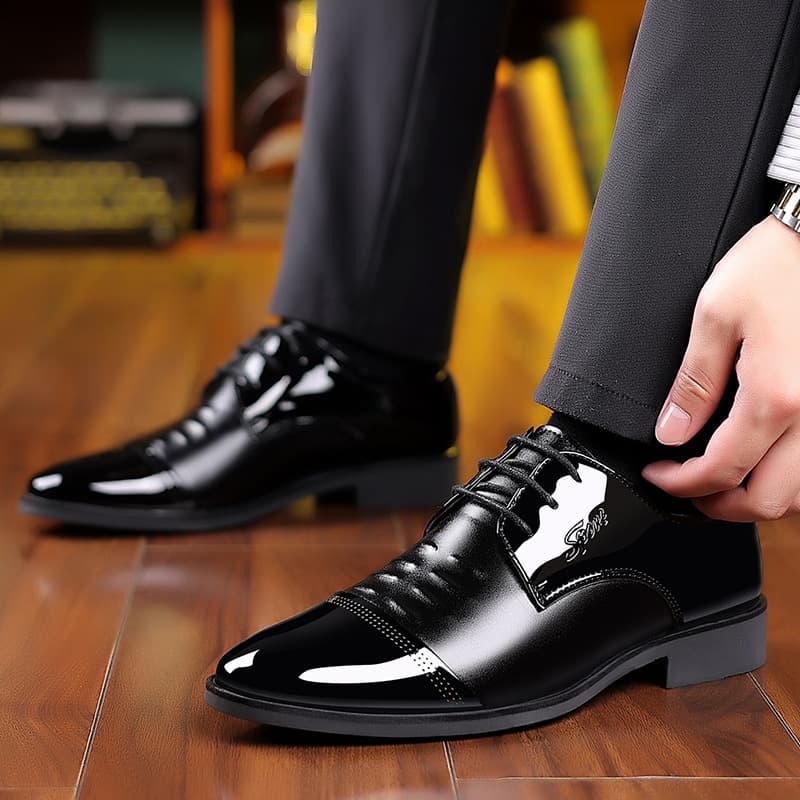Glossy patent leather men's shoes, Korean style business pointed toe formal casual British style men's shoes, plus size men's shoes for weddings.