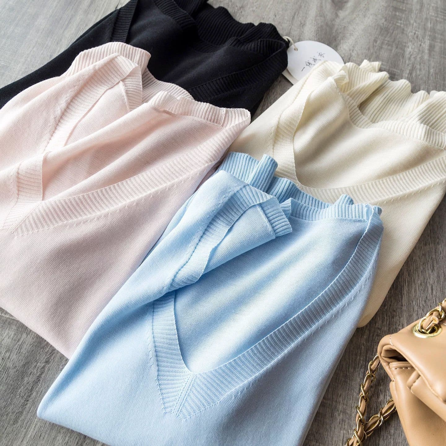 Summer Coolness! Lyocell Acetate Lightweight V-Neck One-Piece Garment with a Stylish and Versatile Acetate Short-Sleeve Knit Top for Women