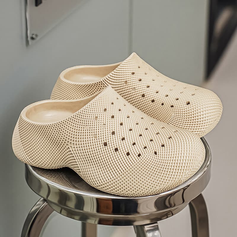 Hot-Selling New Men's Clogs, Summer 3D Sandals for Outdoor Wear, Eva Thick-Soled Shoes with a Stepping-On-Clouds Feel, Slip-On Beach Shoes for Men
