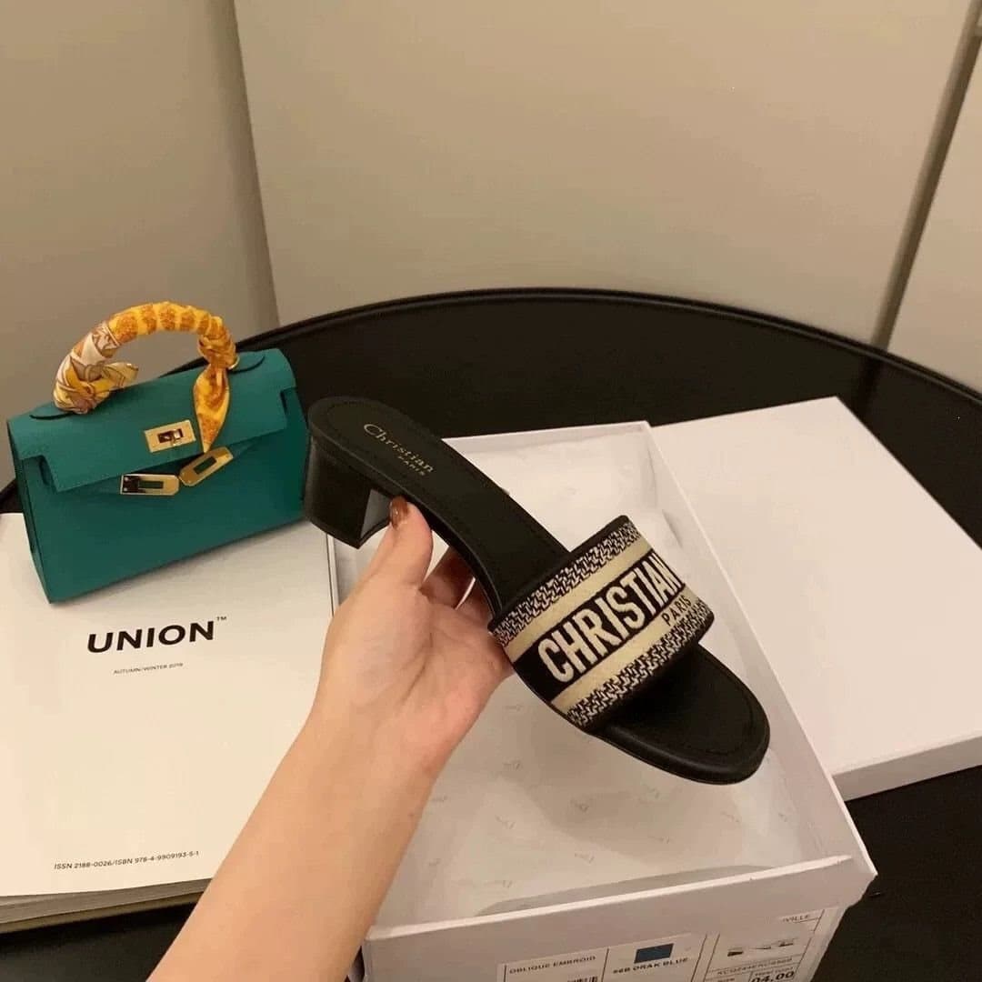 2025 New Home D Embroidered Slippers Women's Summer Outerwear Internet Celebrity Rhinestone Thick Heels Flat Bottom Slippers Ins